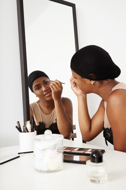 Mujer haciendo maquillaje
 - Foto, Imagen