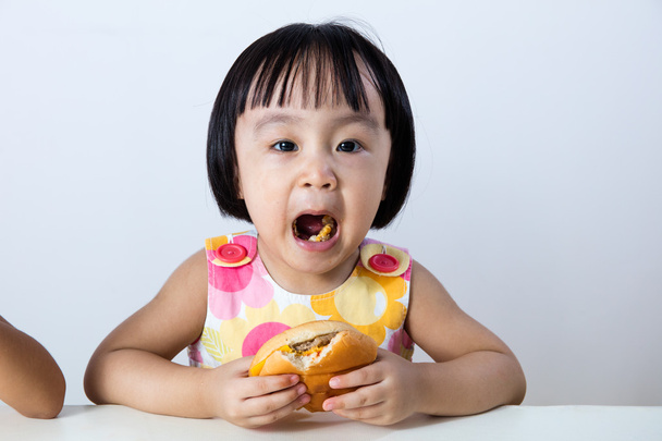 Ασιατική Κινέζικη κοριτσάκι διατροφικές Burger - Φωτογραφία, εικόνα