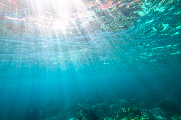 blauer Hintergrund unter Wasser - Foto, Bild