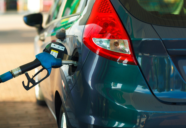 Εσωτερικη αυτοκινήτων ανεφοδιασμού καυσίμων σε ένα πρατήριο βενζίνης - Φωτογραφία, εικόνα