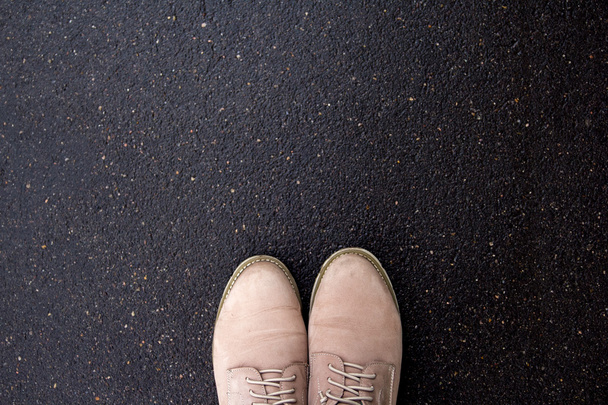μπότες στο πεζοδρόμιο, κάτοψη - Φωτογραφία, εικόνα