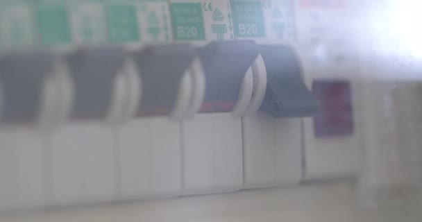 Mano femenina presionada al botón del disyuntor automático
 - Imágenes, Vídeo