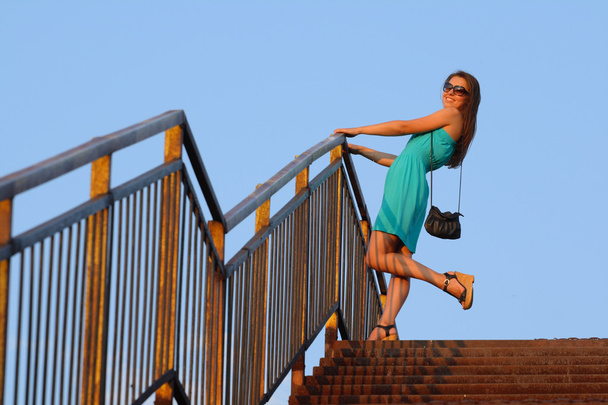 Привлекательная девушка идет по лестнице
 - Фото, изображение