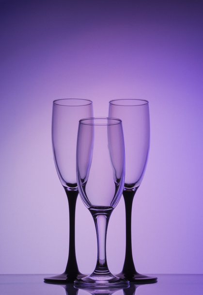 Silueta copas de champán sobre fondo púrpura
 - Foto, imagen
