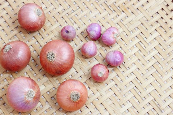 Rote Zwiebeln auf rustikalem Holz - Foto, Bild