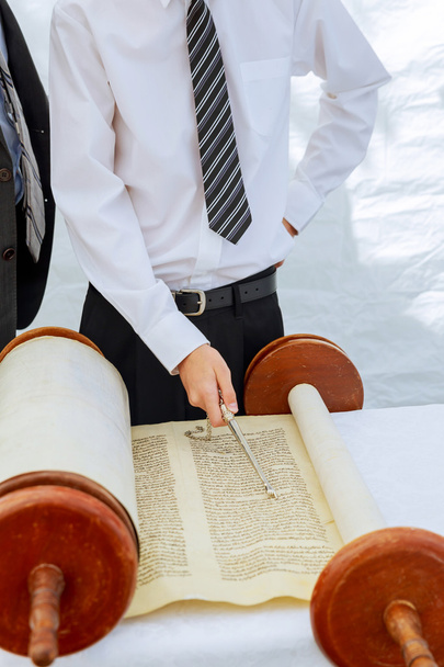 Mano de niño leyendo la Torá judía en Bar Mitzvah
 - Foto, Imagen