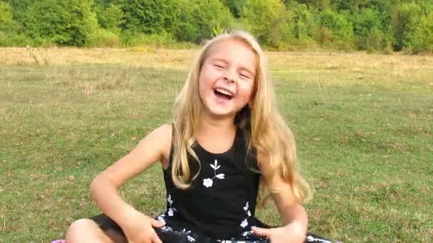 Girl bursts out laughing - Footage, Video