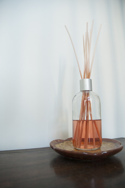 Paus de Potpourri perfumados em um difusor de aroma de vidro
 - Foto, Imagem