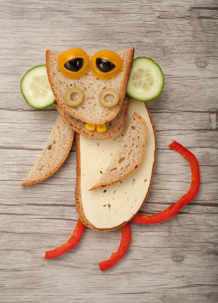 Mono hecho de pan, queso y verduras
 - Foto, Imagen