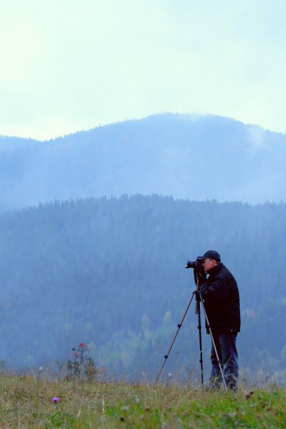 Fotógrafo filmando colinas multicolores
 - Foto, Imagen