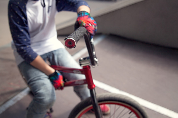 Joven ciclista Bmx sentado en una rampa
 - Foto, Imagen