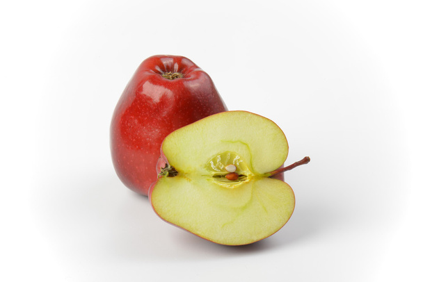 Jeden a půl červená jablka - Fotografie, Obrázek