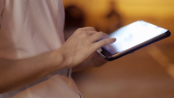 Νεαρός άνδρας που χρησιμοποιούν tablet pc για εργασία - Πλάνα, βίντεο