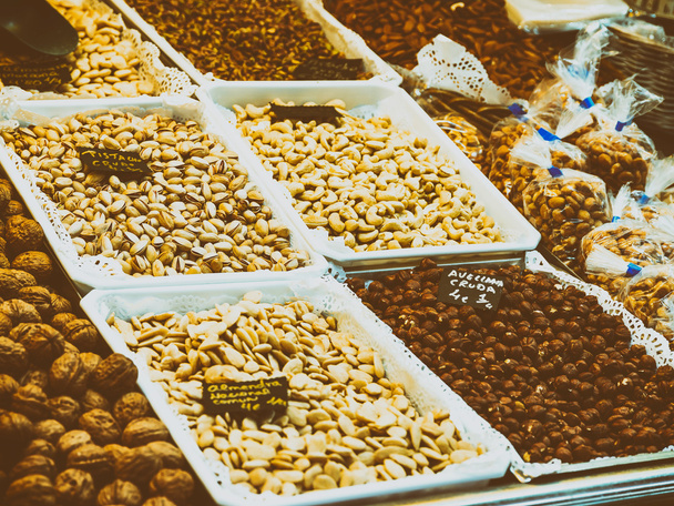 Ořechy, pistácie, mandle a oříšky na prodej v Ovocném trhu - Fotografie, Obrázek