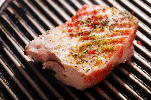 Valikoima herkullista grillattua lihaa grillillä
 - Valokuva, kuva