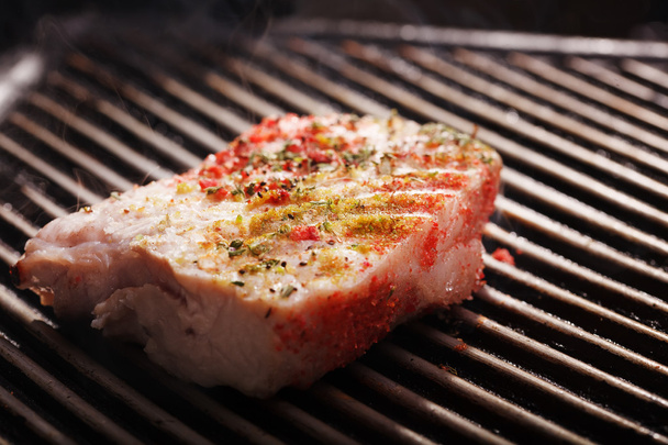 Асорті смачне м'ясо на грилі на барбекю
 - Фото, зображення