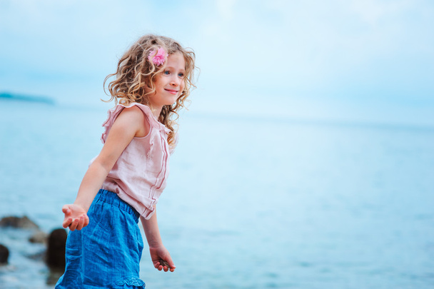 adorable dreamy child girl relaxing on the beach - Foto, afbeelding