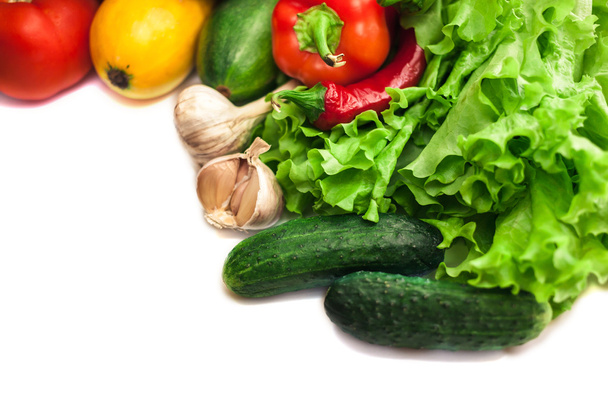 Taze organik sebze. Sonbahar sebze. Hasat. Salata için malzemeler. Marul, domates, salatalık, kabak, patlıcan, biber, biber. Reklam alanı. - Fotoğraf, Görsel