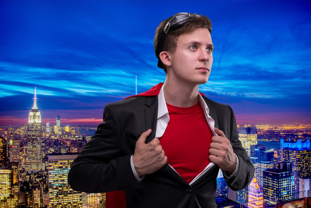 Man met rode kaft in super held concept - Foto, afbeelding