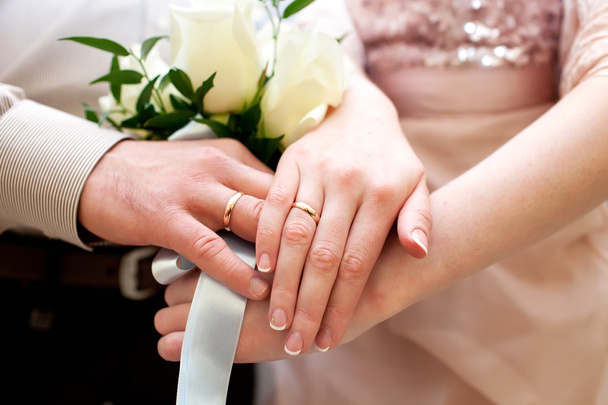 Bride and groom hands with wedding rings - Фото, зображення