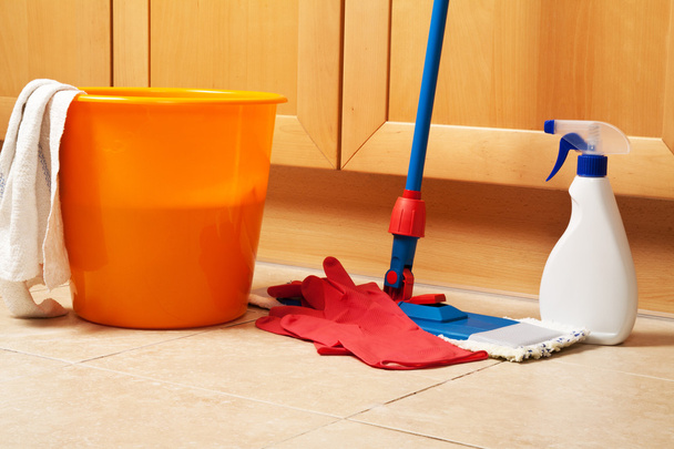 Nettoyage de la maison avec la serpillière
 - Photo, image