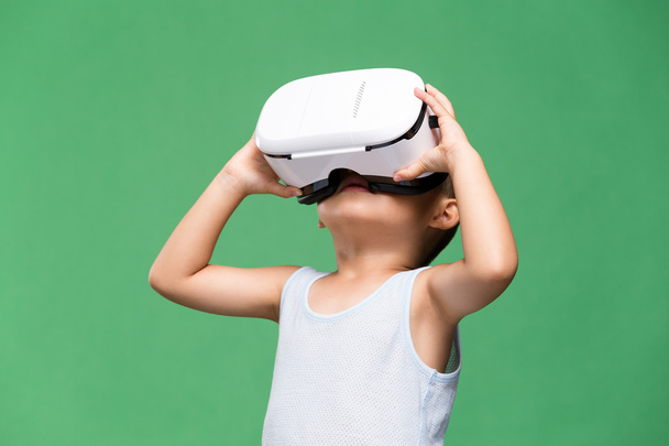 menino olhando através de dispositivo de realidade virtual
 - Foto, Imagem