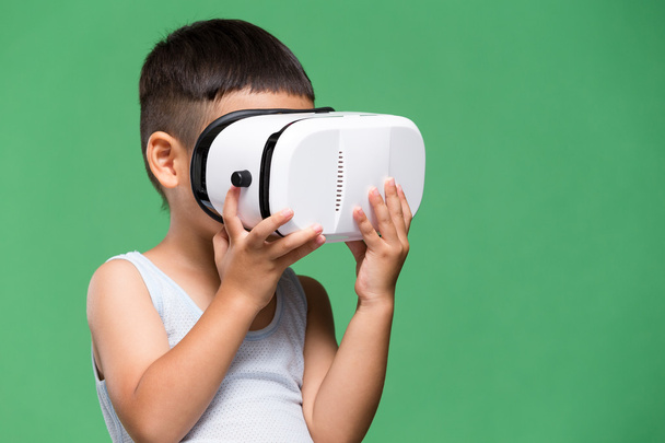 Experiência filho pequeno através de dispositivo de realidade virtual
 - Foto, Imagem