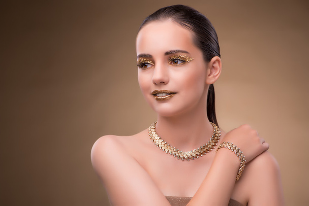 Elegante vrouw met juwelen in fashion concept - Foto, afbeelding