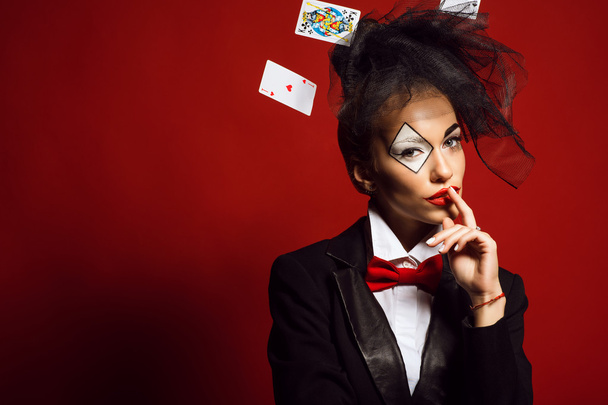 Portréja egy fiatal gyönyörű hölgy krupié Joker kép - Fotó, kép