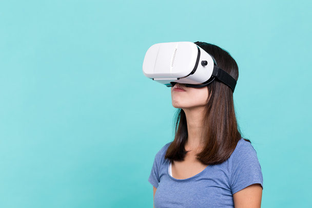 Женщина смотрит с виртуальной реальностью
 - Фото, изображение