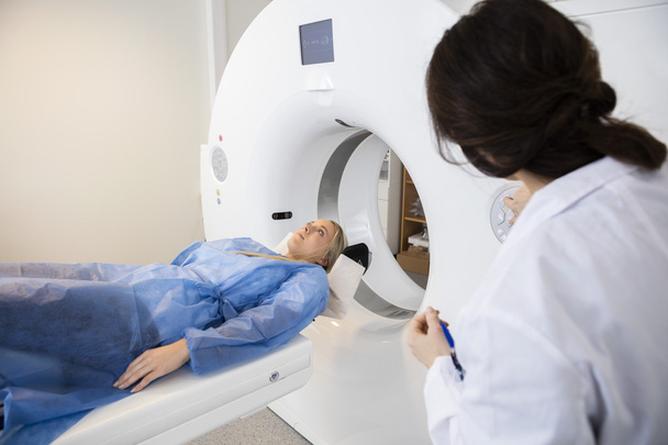Patient allongé sur une machine d'IRM
  - Photo, image