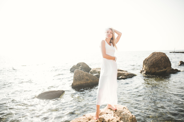 πορτρέτο της νεαρής γυναίκας που παρουσιάζουν κοντά στη θάλασσα, φορώντας ένα φόρεμα - Φωτογραφία, εικόνα