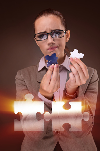 Femme d'affaires dans le concept d'entreprise avec pièce de puzzle
 - Photo, image