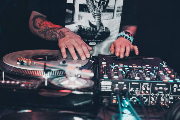 Hip hop DJ plaiyng music - Фото, изображение