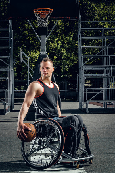 Калека-баскетболист в инвалидной коляске
 - Фото, изображение