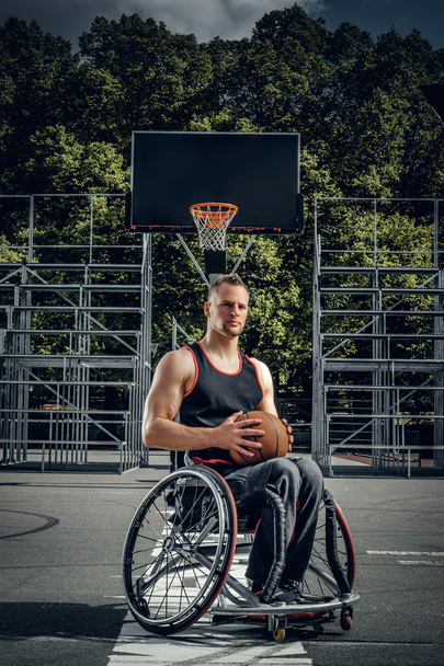 Ανάπηρος μπάσκετ παίκτης σε αναπηρική καρέκλα - Φωτογραφία, εικόνα