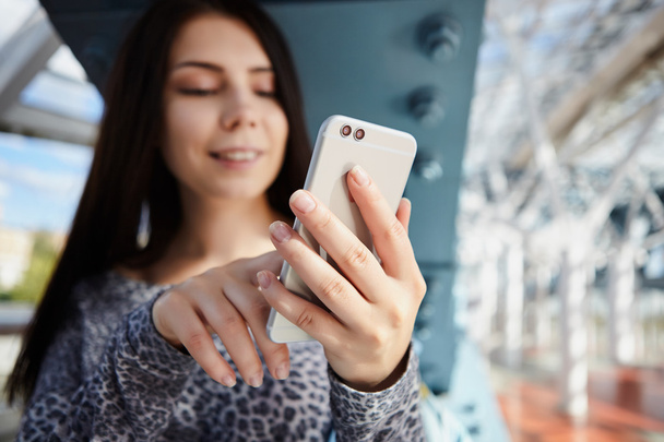 Χαριτωμένο λευκό κορίτσι χρησιμοποιώντας σύγχρονη διπλή φωτογραφική μηχανή έξυπνο τηλέφωνο - Φωτογραφία, εικόνα