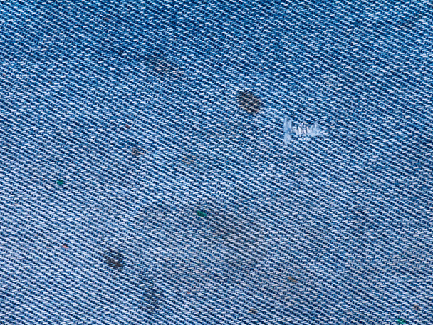 Старий зів'ялий джинс з плямами і отвором
 - Фото, зображення
