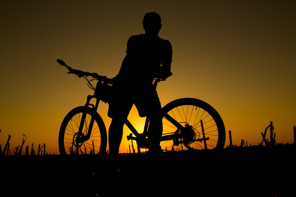 Západ slunce a silueta podsvícení motorkáři - Fotografie, Obrázek