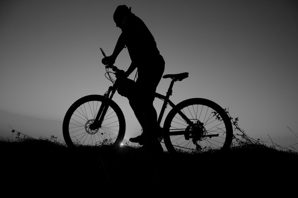tramonto e silhouette retroilluminazione motociclisti
 - Foto, immagini