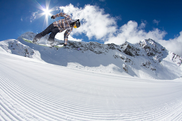 Snowboarder beim Bergspringen. Extremsport. - Foto, Bild