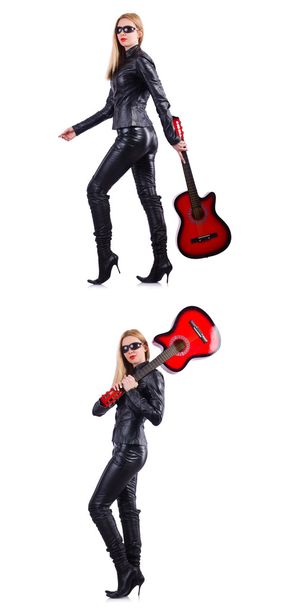 jonge vrouw spelen gitaar geïsoleerd op wit - Foto, afbeelding