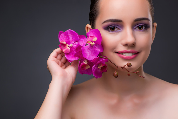 Młoda piękna kobieta z orchidei - Zdjęcie, obraz