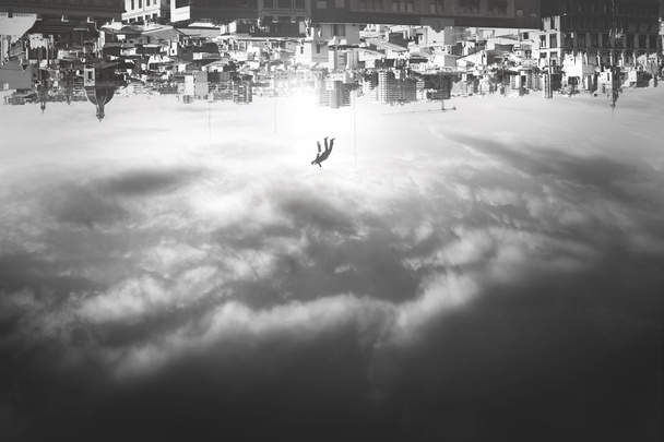 людина падає з догори дригом міста
  - Фото, зображення