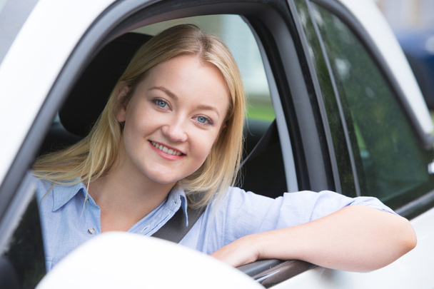 Retrato de mujer joven conduciendo coche
 - Foto, imagen