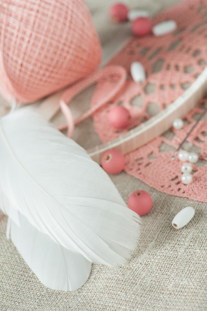 weiße Federn, Perlen, rosa Perlen - Foto, Bild