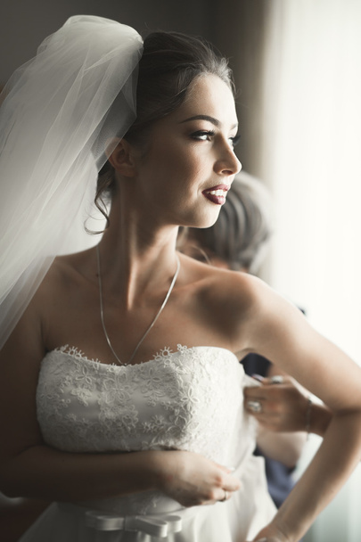 Luxury bride on the morning of wedding day - Фото, зображення