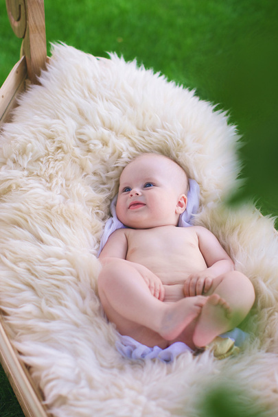 Baby on a soft fluffy blanket - Fotoğraf, Görsel