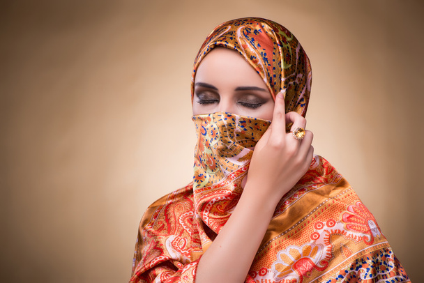 Молодая женщина в традиционной мусульманской одежде
 - Фото, изображение