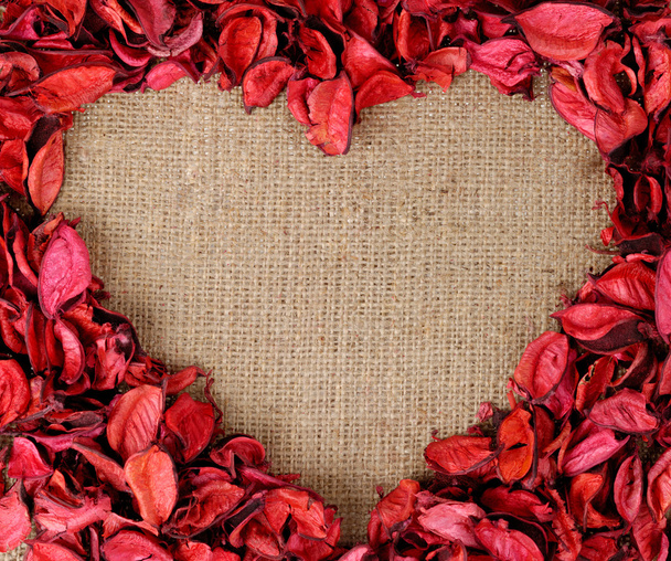 Telaio a forma di cuore realizzato con petali rossi
 - Foto, immagini